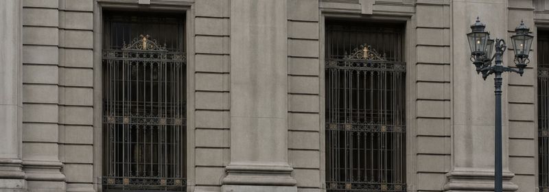 Fachada de piedra de un edificio estatal chileno de comienzos del siglo XX