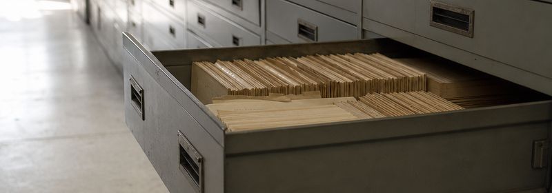 Estanterías de archivo de una sala de registros públicos